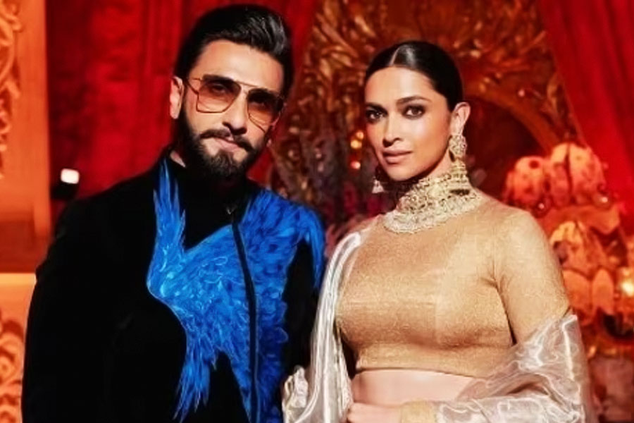 বলিউডের অন্দরমহল সূত্রে জানা যায়, অনুষ্ঠানে পারফর্ম করে রণবীরের চেয়ে দ্বিগুণ পারিশ্রমিক পান বলি অভিনেত্রী তথা রণবীরের স্ত্রী দীপিকা পাড়ুকোন।