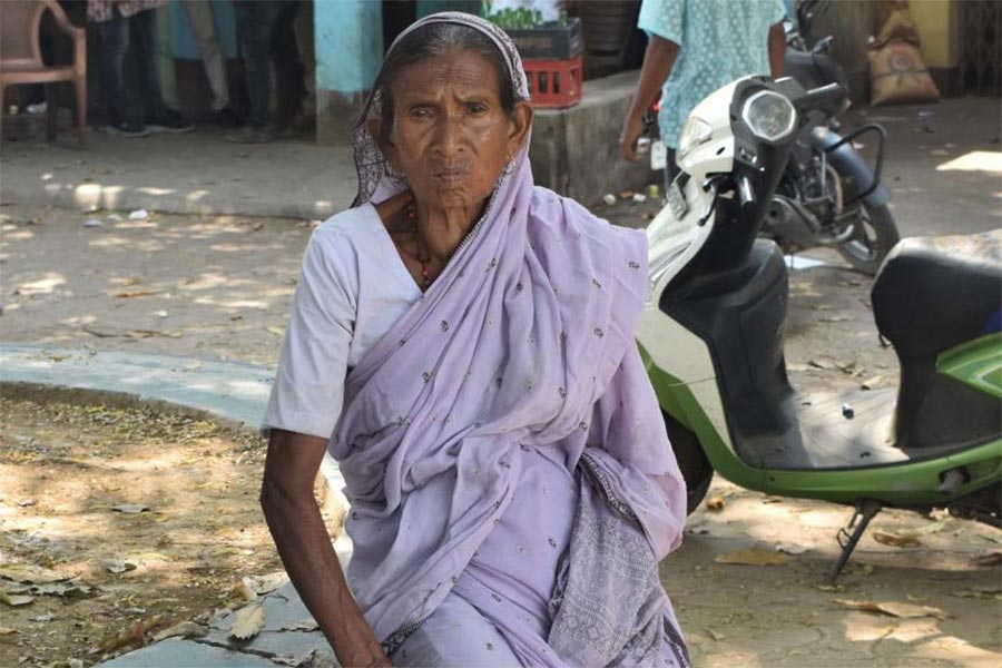 BDO promised to help an old woman who was staying in a public toilet in Purulia