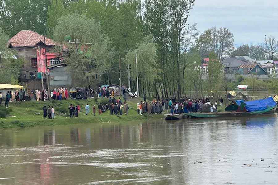 4 dead as boat with students overturns in Srinagar\\\'s River Jhelum