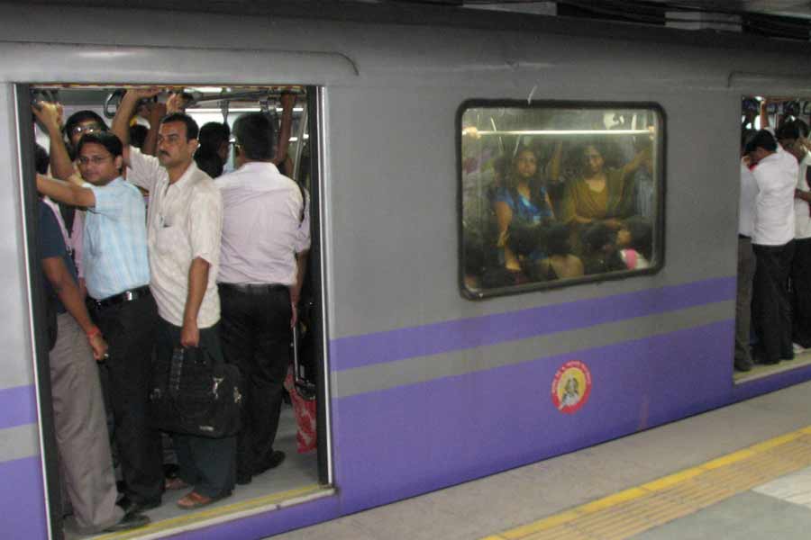 Kolkata Metro Service disruption on tuesday morning  dgtl