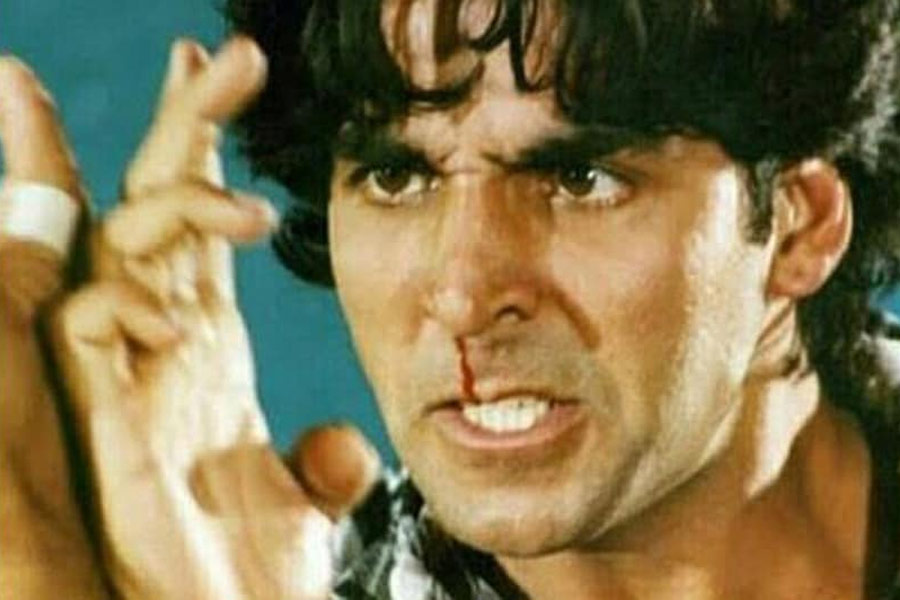 অক্ষয় কুমার। বলিউডের ‘খিলাড়ি’। হিন্দি চলচ্চিত্রজগতে সর্বোচ্চ উপার্জনকারী অভিনেতাদের মধ্যে প্রথম সারিতে রয়েছে তাঁর নাম। তিন দশকের বেশি সময় ধরে বলিপাড়ায় রয়েছেন তিনি। কেরিয়ারের ঝুলিতে হিট ছবির পাশাপাশি রয়েছে ফ্লপ ছবিও। তবে অভিনেতার কেরিয়ারের ‘সবচেয়ে ফ্লপ’ ছবি কোনটি জানেন?