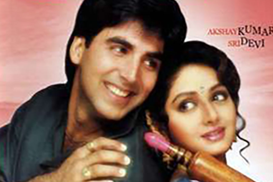 ‘খাকি’ ছবিতে অভিনয়ের জন্য দর্শকের কাছে ভূয়সী প্রশংসা পান অক্ষয়। বলিপাড়ায় তখন অধিকাংশের মুখেই অক্ষয়ের অভিনয়ের প্রশংসা শোনা যাচ্ছে। ‘খাকি’ মুক্তির কয়েক মাসের মধ্যে প্রেক্ষাগৃহে মুক্তি পায় ‘মেরি বিবি কা জবাব নহি’।