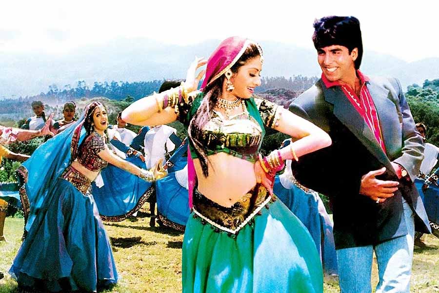 বলিপাড়ার একাংশের দাবি, ‘খাকি’ মুক্তির পর অক্ষয়ের কেরিয়ারে নয়া মাইলফলক জু়ড়ে যায়। সেই সুযোগ নিয়েই নাকি ‘মেরি বিবি কা জবাব নহি’ ছবিটি রাতারাতি প্রেক্ষাগৃহে মুক্তির সিদ্ধান্ত নেন নির্মাতারা।