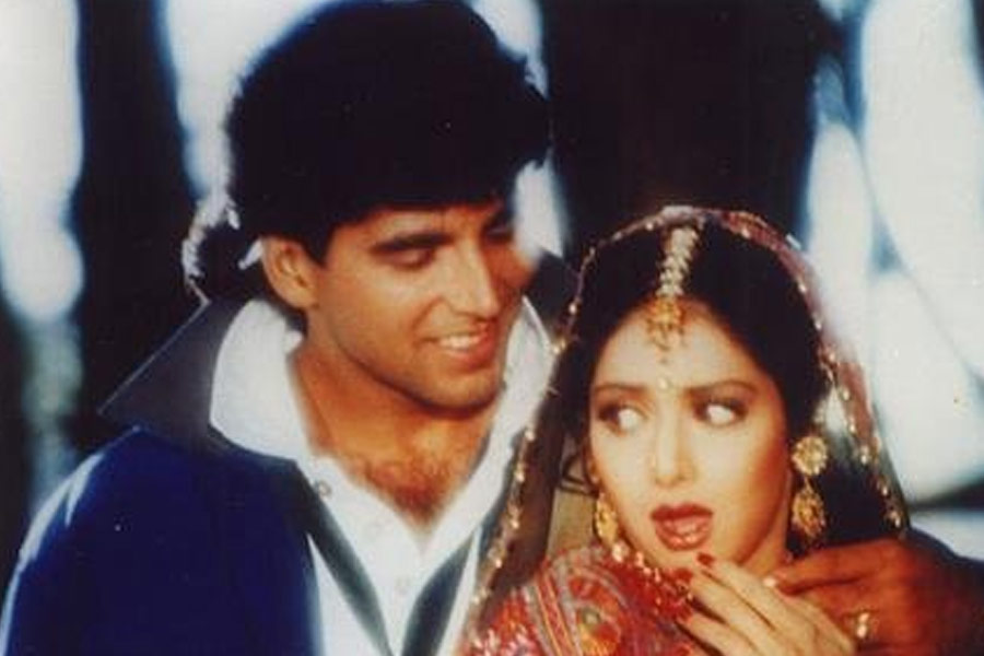 ‘মেরি বিবি কা জবাব নহি’ ছবি প্রসঙ্গে অক্ষয় বলেছিলেন, ‘‘ছবিতে একটি দৃশ্য ছিল যেখানে আমি এবং অভিনেত্রী (শ্রীদেবী) একে অপরের হাত ধরে ছিলাম। ‘প্রতিশোধ নিতে হবে’ এই ধরনের সংলাপও বলেছিলাম। কিন্তু প্রতিশোধ নেওয়ার দৃশ্যে আর অভিনয় করা হল না।’’