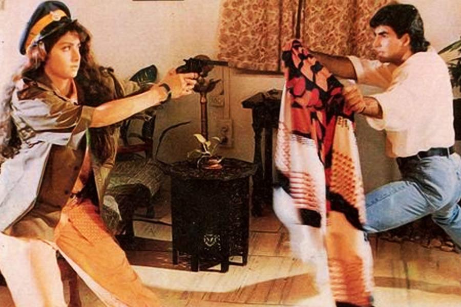 মজার ছলে অক্ষয় বলেছিলেন, ‘‘আমরা (অক্ষয় এবং শ্রীদেবী) প্রতিশোধ নেওয়ার দৃশ্যগুলিতে অভিনয় করিনি। শেষে পর্দায় একটি বার্তা ভেসে ওঠে— ‘তার পর দু’জনে বদলা নেয়’। ব্যস্। ছবি ওখানেই শেষ হয়ে যায়।’’