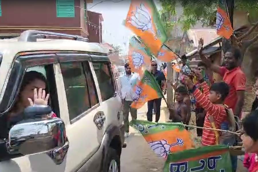 Villagers shown BJP flag to TMC candidate Satabdi Roy while campaigning dgtld