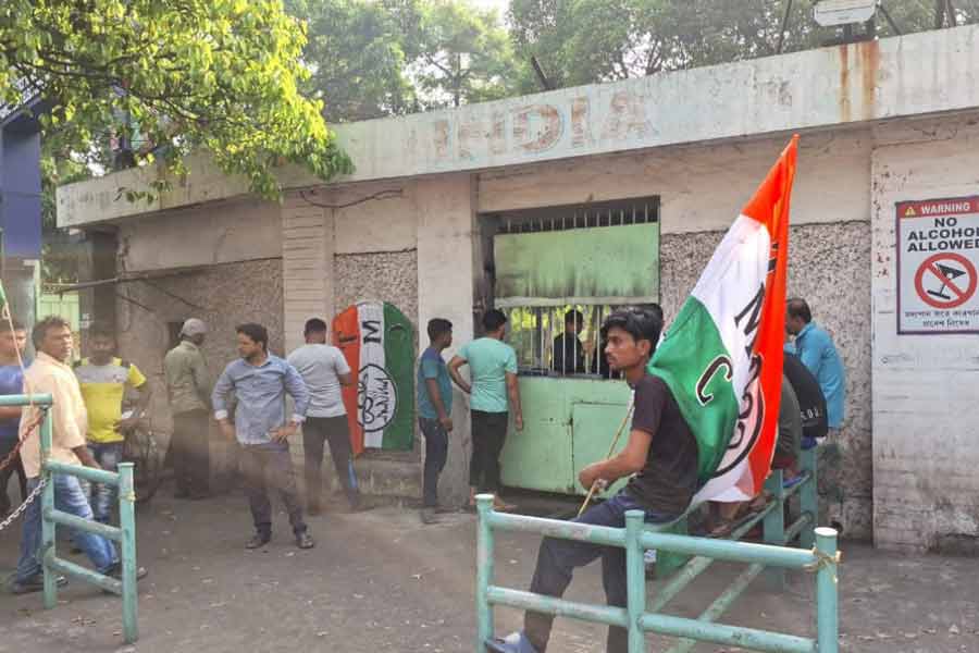 In Durgapur, local residents protested with TMC flags on Tuesday against the hiring of outsiders in private factories