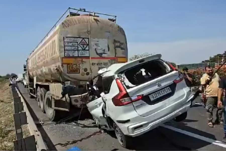 Car rams trailer on Ahmedabad-Vadodara Expressway in Gujarat killing 10 people