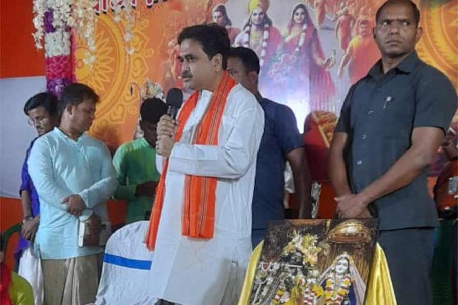 Lok Sabha Election 2024: Candidates of Both TMC and BJP seen participating In Ram Puja as a means of election campaign