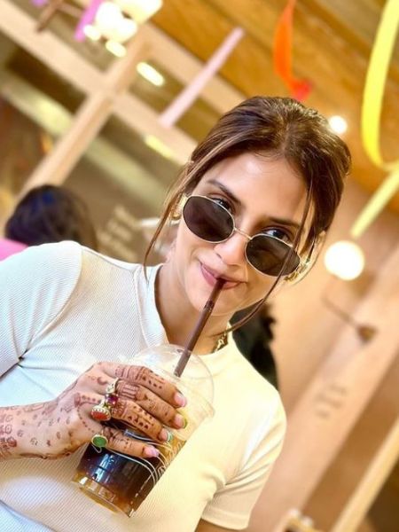 Nusrat Jahan is enjoying coffee with mehndi on her hands, see photos dgtl