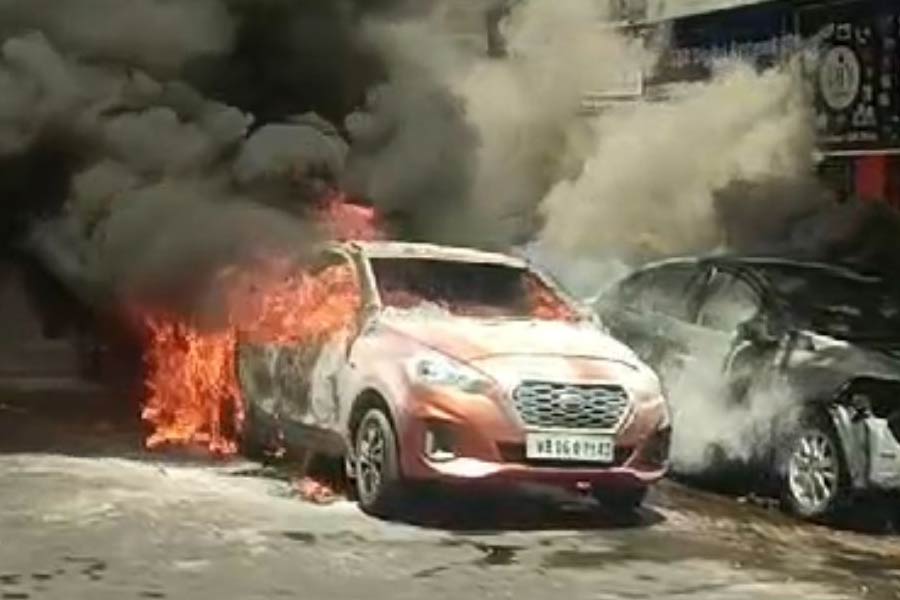 Fire caught in many vehicles in chandni chowk area of Kolkata dgtl