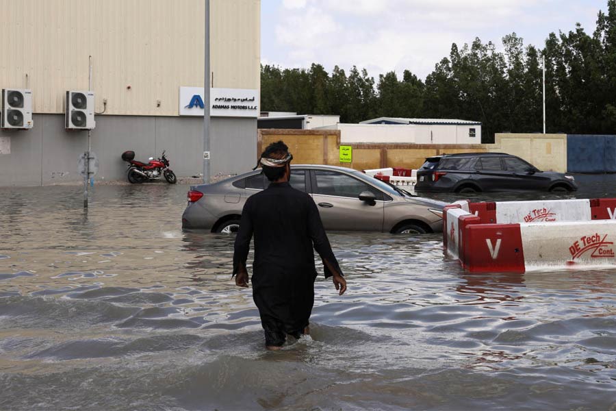 আচমকাই ভারী বৃষ্টিতে বন্যা পরিস্থিতি তৈরি হয়েছে দুবাইয়ে। পরিস্থিতি এমন যে, পৃথিবীর অত্যাধুনিক এই রাজধানীতে জনজীবন কার্যত বিপর্যস্ত হয়ে পড়েছে।