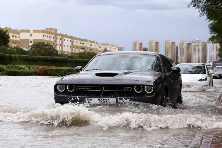 শুধু কি আমিরশাহির রাজধানী দুবাই? মরুশহর থেকে ১৩০ কিলোমিটার দূরের শহর আল আইনে রবি এবং সোমবার ২৫৪ মিলিমিটার বৃষ্টি হয়েছে। আমিরশাহির পূর্ব উপকূলের শহর ফুজাইরাতে ১৪৫ মিলিমিটার বৃষ্টি হয়েছে।