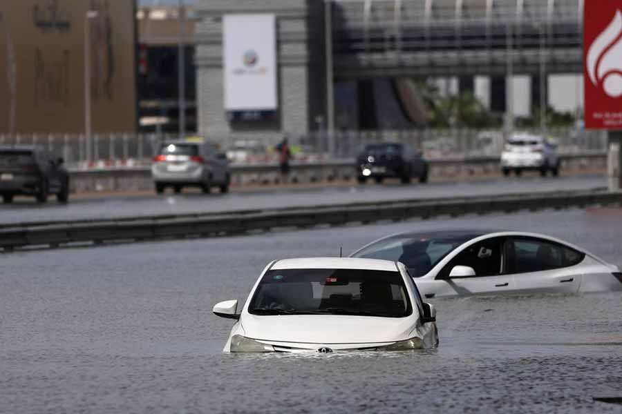 তবে এই বৃষ্টিপাত প্রয়োজনের তুলনায় নিতান্তই নগন্য। আমির-ওমরাহদের শহর দুবাইয়ে চাষবাস হয়না ঠিকই, তবে দৈনন্দিন নানা প্রয়োজনে জল লাগে। আর তার নিরবচ্ছিন্ন জোগান অব্যাহত রাখতেই কৃত্রিম ভাবে বর্ষা নামায় তারা।