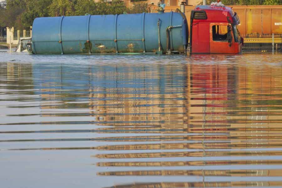 দুবাইয়ের আকাশে মেঘ দেখা গেলেও, সেই মেঘ জলীয় বাষ্পের অভাবে বৃষ্টি নামাতে পারে না। মুশকিল আসান করতে রীতিমতো হেলিকপ্টার কিংবা অন্য আকাশযান ব্যবহার করে মেঘমুলুকে পাঠানো হয় সরকারি আধিকারিকদের।