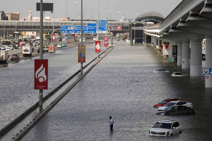 তারা মেঘের উপর ছড়িয়ে দেন সিলভার আয়োডাইডের মতো ছোট ছোট  কণা, অনুকণা। এর ফলে সংলগ্ন এলাকার জলবায়ু এক জায়গায় ঘনীভূত হয়। মরুশহরে নেমে আসে বৃষ্টি।