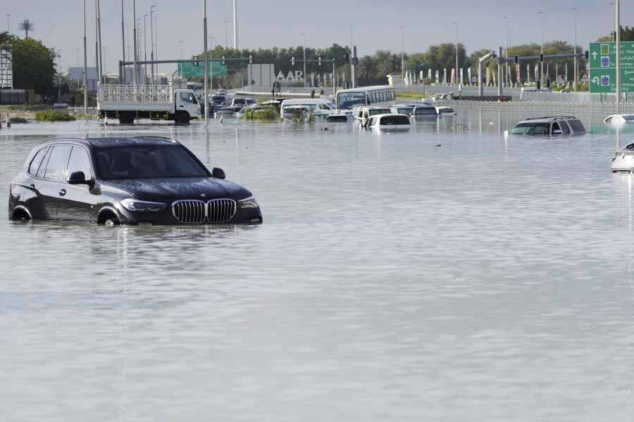 দুবাইয়ের ভারী বর্ষণের পরেই নেটাগরিকেরা সমাজমাধ্যমে দাবি করতে শুরু করেন যে, কৃত্রিম বৃষ্টি নামাতে গিয়েই বন্যা ঘটিয়েছে দুবাই প্রশাসন। ব্লুমবার্গ-এর একটি প্রতিবেদন উদ্ধৃত করে এই নেটাগরিকদের দাবি, রবিবার এবং সোমবার কৃত্রিম বৃষ্টিপাত ঘটানোয় নিযুক্ত কিছু বিমান এবং হেলিকপ্টারকেও দেখা গিয়েছে।