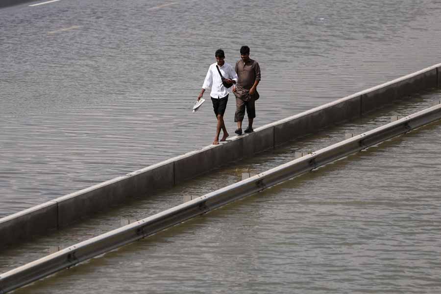 তবে আবহবিদদের বড় অংশই সমাজমাধ্যমের ‘গালগল্পে’ কান না দেওয়ার পরামর্শ দিচ্ছেন। কারণ তাঁদের ব্যাখ্যা, কৃত্রিম বৃষ্টিপাত ঘটাতে বাতাসের সমস্ত জলীয় বাষ্পকে কাজে লাগানো হয়। তার পরেও এই প্রযুক্তি দিয়ে সারা বছরে সাকুল্যে ১০ থেকে ১৩ সেন্টিমিটার বৃষ্টি মেলে। 
