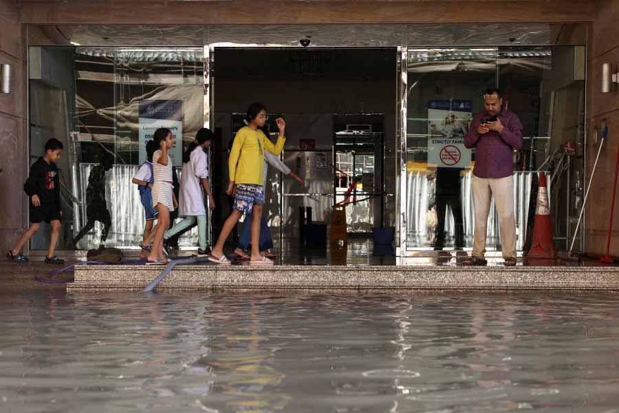 তা ছাড়া আবহাওয়া দফতরের তরফে গত সপ্তাহেই উপদ্বীপ এলাকায় ভারী বর্ষণের পূর্বাভাস দেওয়া হয়েছিল। আবু ধাবিরর একটি বিশ্ববিদ্যালয়ের পরিবেশবিদ্যার অধ্যাপক দিয়ানা ফ্রান্সিস এই প্রসঙ্গে জানান, ভারী বৃষ্টির পূর্বাভাস থাকলে কখনওই কৃত্রিম বৃষ্টিপাত ঘটানোর চেষ্টা করা হয় না। কারণ গোটা প্রক্রিয়াটি যথেষ্ট ব্যয়সাপেক্ষ।