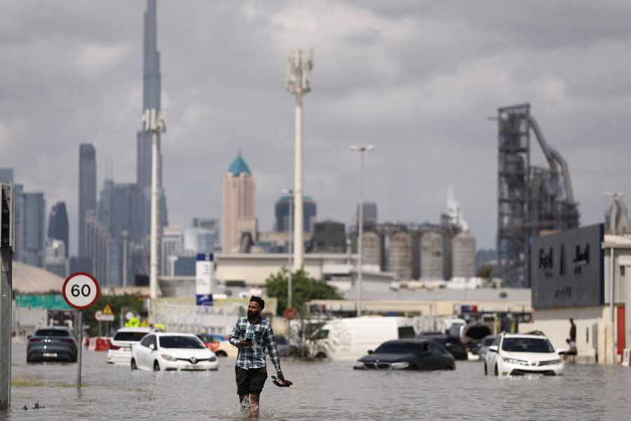 আবহবিদদের সিংহভাগের মত, জলবায়ু পরিবর্তনের কারণেই দুবাই এবং সংলগ্ন এলাকায় খানিক অস্বাভাবিক ভাবেই এই ভারী বৃষ্টিপাত। বায়ুমণ্ডল স্বাভাবিকের তুলনায় অনেকটাই বেশি উত্তপ্ত থাকলে, তা শুধু স্থলভাগ থেকে নয়, জলভাগ থেকেও বিপুল পরিমাণ জলীয় বাষ্প সংগ্রহ করে।