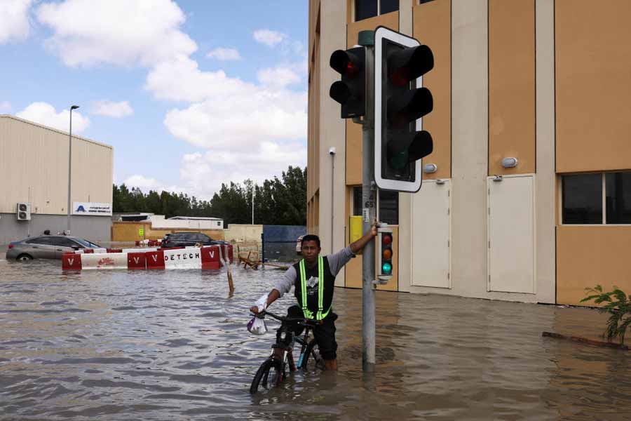 প্রতি ১ ডিগ্রি সেলসিয়াস তাপমাত্রা বৃদ্ধিতে বায়ুমণ্ডলের জলীয় বাষ্প ধারণক্ষমতা ৭ শতাংশ বৃদ্ধি পায়। ১৮৫০ সাল থেকে সামগ্রিক ভাবে গোটা পৃথিবীর তাপমাত্রা বেড়েছে ১.১ ডিগ্রি শতাংশ। সেখানে গত ৬০ বছরে আমিরশাহির তাপমাত্রা বেড়েছে ১.৫ ডিগ্রি সেলসিয়াস। 
