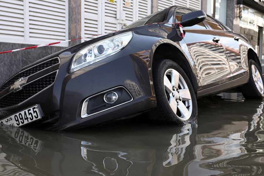 তা ছাড়া, দুবাই একেবারে পারস্য উপসাগরের তীরে অবস্থিত। জলরাশি থেকে বিপুল পরিমাণ জলীয় বাষ্প ঢুকে পড়াতেই মরুশহরে এই বিপর্যয় বলে মনে করা হচ্ছে। অল্প সময়ের এই প্রাকৃতিক দুর্যোগই বানভাসি করেছে দুবাইকে। এখনও পর্যন্ত আমিরশাহিতে প্রাণ গিয়েছে এক জনের। সংলগ্ন ওমানে প্রাণ গিয়েছে ১০ জনের।