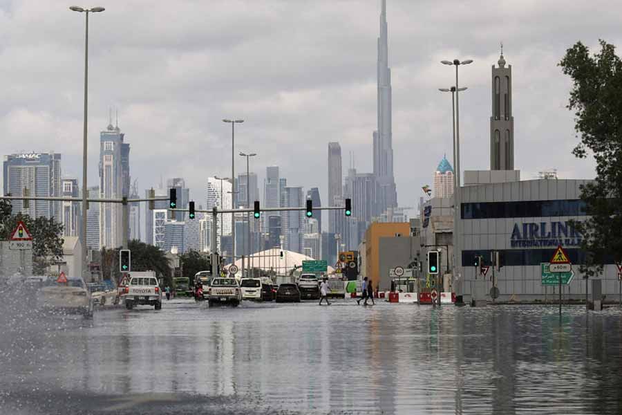 আবহবিদেরা দাবি করছেন, এত বিস্তৃত জায়গা জুড়ে ঝড়বৃষ্টি কখনও কৃত্রিম ভাবে করানো যায় না। এমনকি বর্ষার মেঘ তৈরিতে উপাদানের হেরফের হলেও এমনটা সম্ভব নয়।