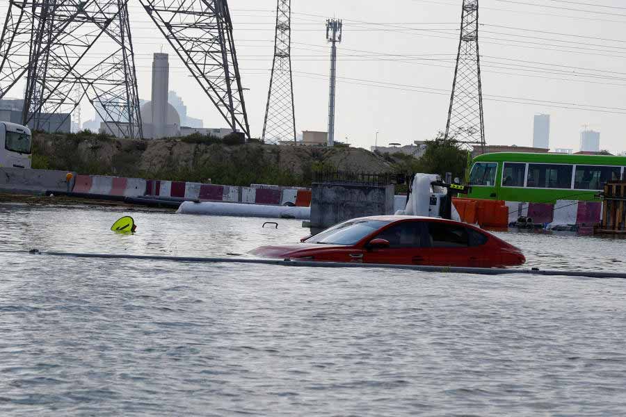 জল থৈথৈ দুবাইকে ফের শুকনো করাও কঠিন। কারণ অত্যাধুনিক শহরে টাকাকড়ি, বাড়িগাড়ি সবই আছে, নেই যথেষ্ট সংখ্যক নর্দমা। বৃষ্টিপাত প্রায় হয় না বলে রীতিমতো ঘিঞ্জি এই শহরে নর্দমা সে ভাবে রাখা হয়নি। আবার শহরটার কোথাও সবুজের ছোঁয়া না থাকায় মাটি জল শুষে নেবে, তেমন পরিস্থিতিও নেই।