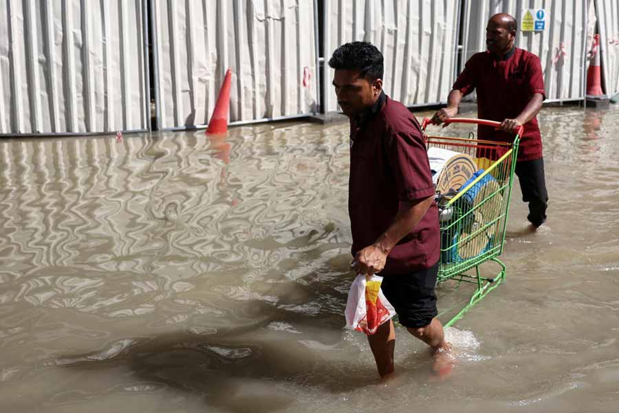 পরিবর্তিত পরিস্থিতিতে নড়েচড়ে বসেছে দুবাই প্রশাসন। তারা এ বার নতুন পরিকাঠামো নির্মাণের যে নীল নকশা তৈরি করছে, তাতে ভূগর্ভস্থ জলাধার রাখা বাধ্যতামূলক করা হচ্ছে। রুখাসুখা থর মরুভূমিতেও গত কয়েক বছরে গড় বৃষ্টির পরিমাণ বেড়েছে। মরুশহর দুবাইতেও যদি তেমনটা হয়, সেটা ভেবেই আগাম প্রস্তুতি নিয়ে রাখতে চাইছে স্থানীয় প্রশাসন।