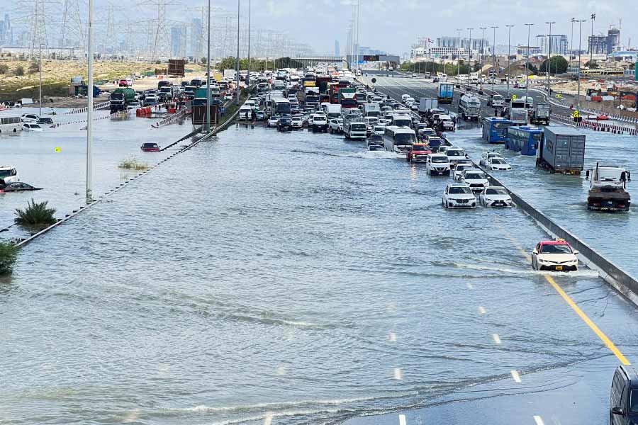 What reasons behind heavy rainfall in Dubai from Monday night to Tuesday evening