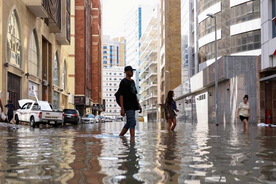 শহরের অধিকাংশ বড় রাস্তা, এমনকি বিমানবন্দর এখনও গোড়ালিসমান জলের তলায়। ইতিমধ্যেই পৃথিবীর অন্যতম ব্যস্ত এই বিমানবন্দরে বহু বিমানের যাত্রাপথ বদলানো হয়েছে। মঙ্গলবার বিকেলে প্রায় ২৫ মিনিটের জন্য থমকে গিয়েছে উড়ান চলাচলও।