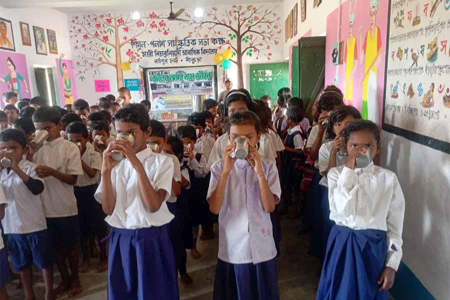 A primary school of Purulia had set up an water bell for students to drink water frequently and stay hydrated