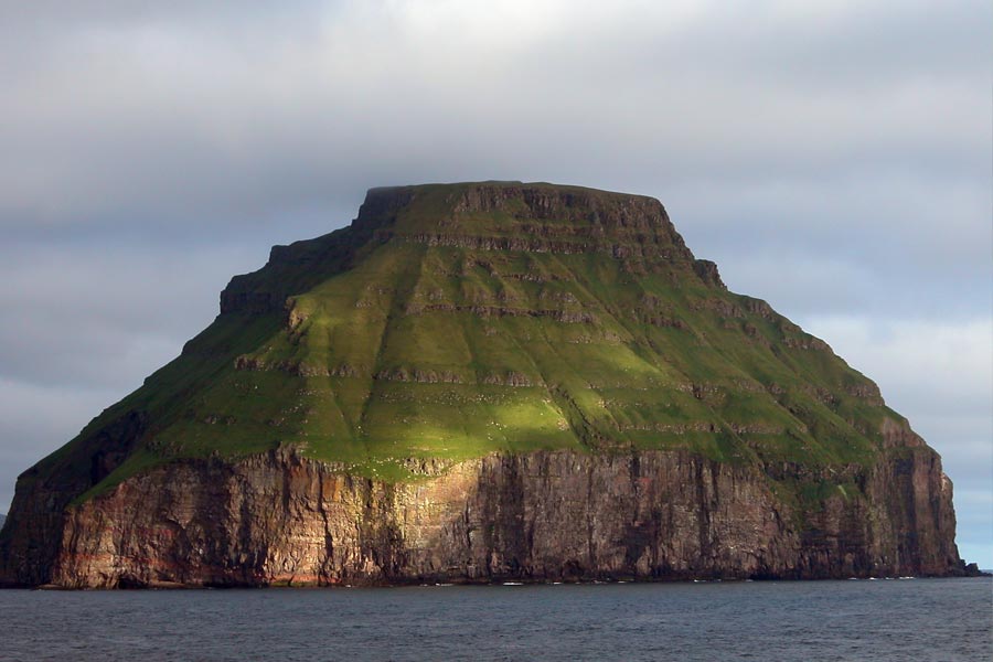 উত্তর আটলান্টিক মহাসাগরের বুকে অবস্থিত ছোট্ট একটি দ্বীপ। ফ্যারোয় দ্বীপপুঞ্জের অন্তর্গত ১৮টি দ্বীপের মধ্যে আয়তনে সবচেয়ে ছোট দ্বীপটির নাম লিটলা দিমুন। দূর থেকে দেখলে মনে হয়, নিজের অস্তিত্বকে মেঘের আড়ালে ঢেকে রাখতে চায় দ্বীপটি।
