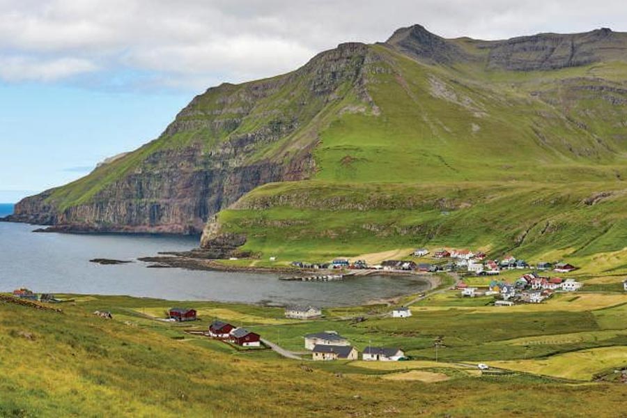 জনমানবশূন্য লিটলা দিমুন দ্বীপটি যেন গলা উঁচু করে ছোট পাহাড়ের মতো সমুদ্রের বুকে মাথা উঁচু করে দাঁড়িয়ে রয়েছে। তবে সেই দ্বীপের দেখা পাওয়াই দুষ্কর। মেঘ যেন আপাদমস্তক কম্বলের মতো মুড়ে রেখেছে তাকে। 