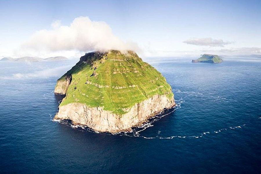 স্থানীয়দের মতে, লিটলা দিমুন দ্বীপটি রহস্যময়। আশপাশে কোথাও মেঘ না থাকলেও নিয়ম মেনেই যেন দ্বীপের মাথা থেকে মেঘ পুঞ্জীভূত হতে হতে একেবারে সমুদ্রের জলের সঙ্গে মিশে যায়। এই ধরনের পরিবেশের জন্যই নাকি সেই দ্বীপে কেউ থাকতে পারেন না। তবে বছরের একটি নির্দিষ্ট সময়ে অন্য গ্রামের কৃষকেরা বিশেষ কারণে সেই দ্বীপে যান।