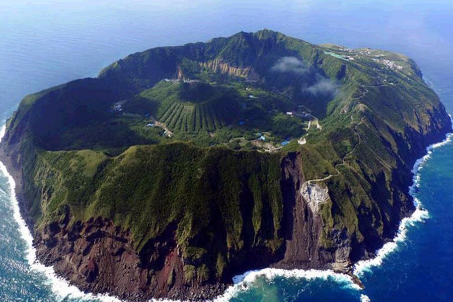 ২৪৭ একর জমি ঘিরে রয়েছে লিটলা দিমুন দ্বীপ। ভালবা এবং স্যান্ডভিক নামের দু’টি দ্বীপ থেকে সরাসরি মেঘে ঢাকা লিটলা দিমুন দ্বীপের দেখা পাওয়া যায়। এই দুই গ্রামের কৃষকেরাই মূলত বছরে অন্তত এক বার লিটলা দিমুন দ্বীপে যান। কারণ, সেই দ্বীপের মালিক তাঁরাই।