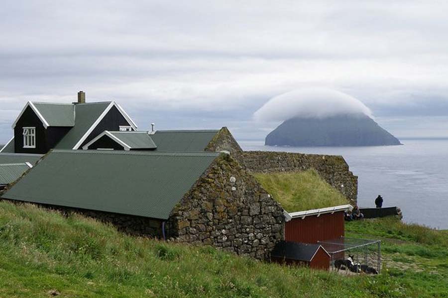 লিটলা দিমুন দ্বীপটি এতটাই খাড়া প্রকৃতির যে, খাড়া পথে উঠে সেখানে বাস করাও কঠিন। তাই ডেনমার্কের তরফে দ্বীপটিকে নিলামে বিক্রি করার সিদ্ধান্ত নেওয়া হয়।