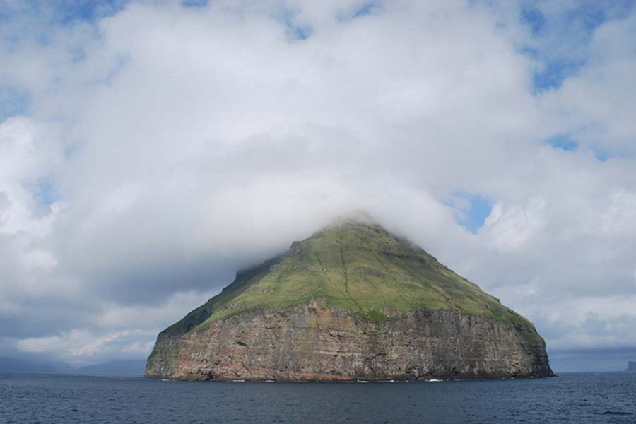 লিটলা দিমুন দ্বীপ কালো ভেড়ার পাশাপাশি প্রচুর সামুদ্রিক পাখির আবাসস্থল। ছোট লেজবিশিষ্ট, কালো লোমযুক্ত ভেড়াগুলি বছরের একটি নির্দিষ্ট সময়ে গ্রামে নিয়ে যান ভালবা এবং স্যান্ডভিক গ্রামের বাসিন্দারা।