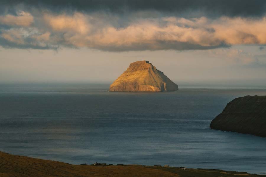 প্রতি বছর শরতের সময় পালতোলা নৌকা নিয়ে লিটলা দিমুন দ্বীপে যান ভালবা এবং স্যান্ডভিক গ্রামের অধিবাসীরা। সেই সময় দ্বীপের আবহাওয়া সামান্য অনুকূল থাকে এবং কিছু সময়ের জন্য মেঘের পরিমাণও কমে যায়। দড়ি বেঁধে দ্বীপের মধ্যে যান তাঁরা।