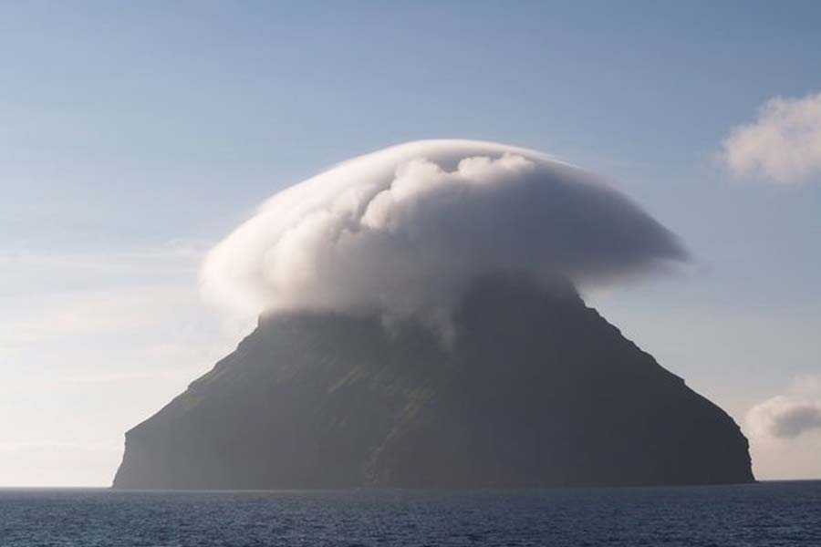 ১৯১৮ সালে ডেনমার্ক থেকে লবণের একটি জাহাজ লিটলা দিমুন দ্বীপের সামনে দিয়ে যাওয়ার পথে ঝড়ের মুখে পড়ে। কোনও রকমে প্রাণে বেঁচে যান ওই জাহাজের ছ’জন কর্মী। গুরুতর আহত অবস্থায় জাহাজের ক্যাপ্টেনকে উদ্ধার করে দ্বীপে আশ্রয় নেন তাঁরা।