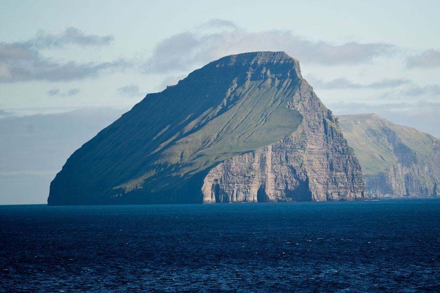 স্থানীয়দের মতে, লিটলা দিমুন দ্বীপে একটি কাঠের ঘর দেখতে পান জাহাজের কর্মীরা। সেখানে জ্বালানি কাঠের অভাব ছিল না। ১৭ দিন সেই ঘরেই আটকে ছিলেন তাঁরা। দ্বীপের ভেড়া এবং পাখি মেরে খেয়েওছিলেন তাঁরা। অধিকাংশের দাবি, ১৭ দিন পর একটি মাছ ধরার নৌকা নজরে পড়লে তাঁদের সেখান থেকে উদ্ধার করা হয়।