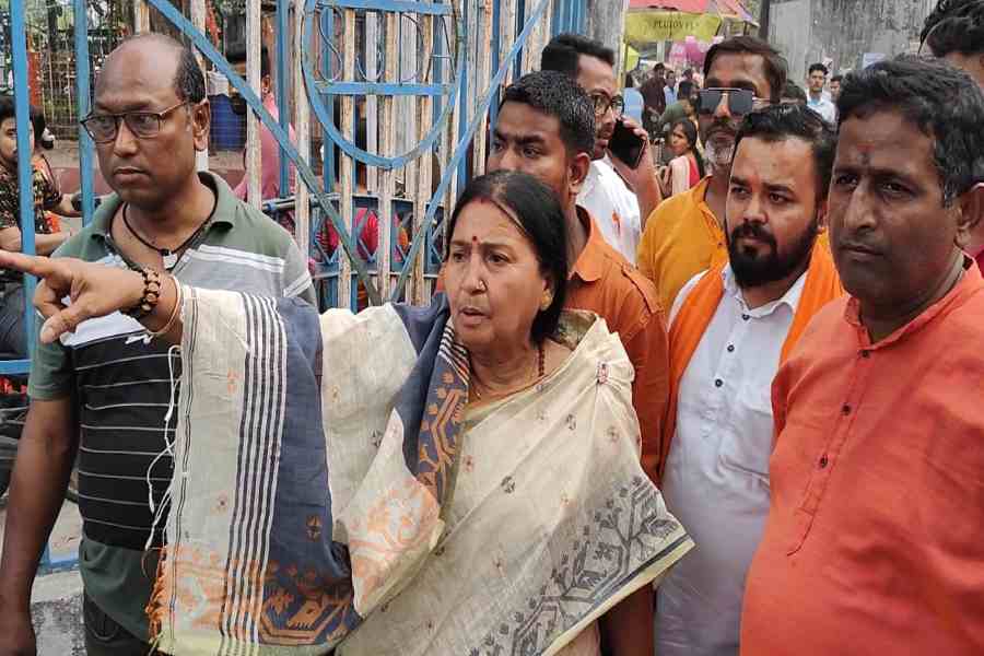 Chaos in siliguri Municipal Corporation’s no. 40 ward as BJP MLA Sikha Chatterjee reaches there dgtld