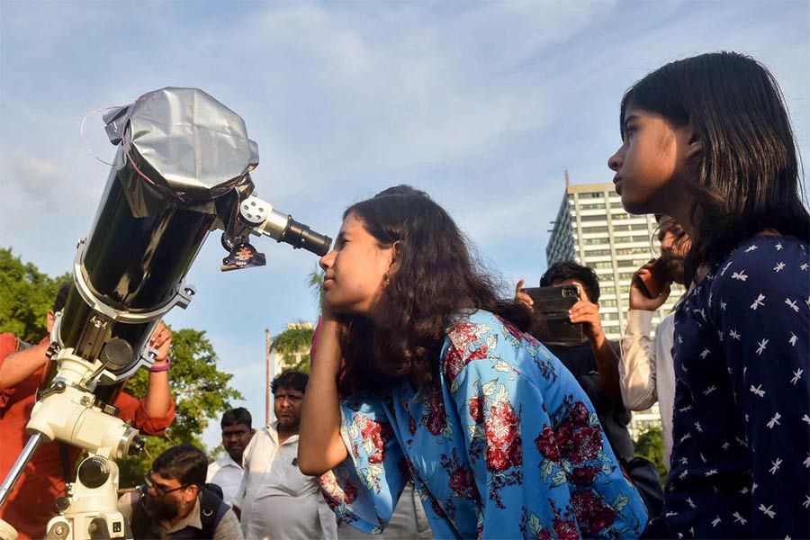 ২০২২-এর অক্টোবরের কলকাতায় টেলিস্কোপে সূর্যগ্রহণ দেখার আগ্রহ।
