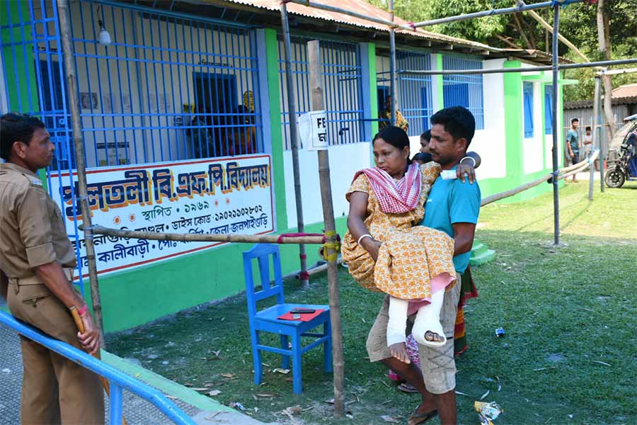 In spite of physically unwell due to Jalpaiguri storm, a resident of Maynaguri came to vote