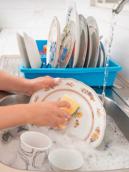 Women often commit these five mistakes while washing utensils dgtl