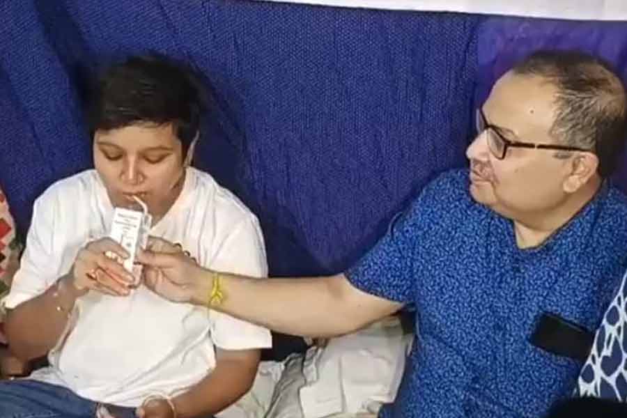 Kunal Ghosh breaks hunger strike of Councilor Monalisa Banerjee as representative of Sudeep Banerjee