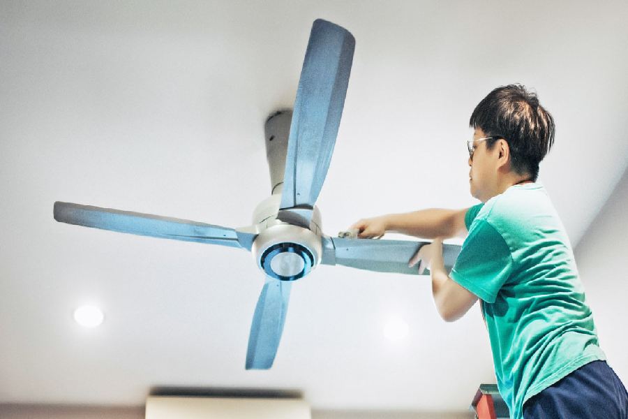 How to Clean Ceiling Fans Without Getting Dust Everywhere dgtl