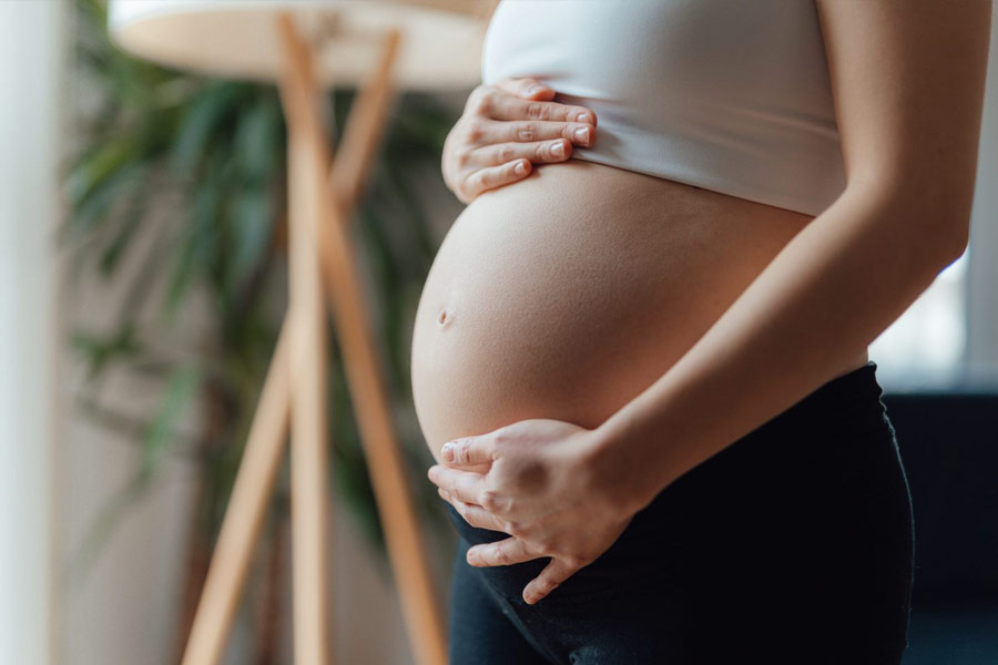  মা হওয়া যতটা আনন্দের, ততটাই ধকলের। মা হওয়ার আগে ও পরে শারীরিক এবং মানসিক নানা পরিবর্তনের মধ্যে দিয়ে যেতে হয় মেয়েদের। সেই সময়ে ওজন বেড়ে যাওয়া স্বাভাবিক। কিন্তু প্রসবের পরেও যদি মায়ের ওজনে লাগাম না থাকে, তখন তা চিন্তার কারণ হয়ে দাঁড়ায়।   