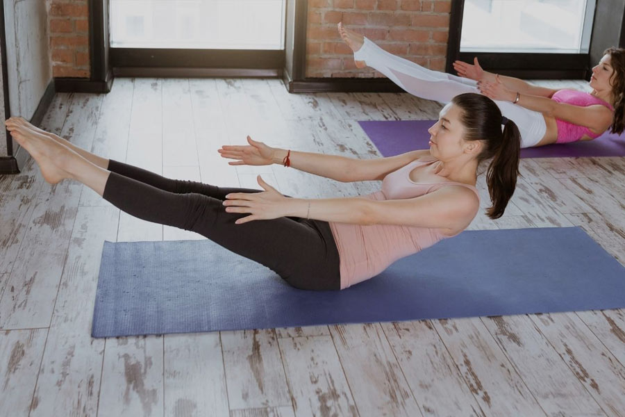 প্রথম দিকে একেবারেই ব্যালান্স রাখতে পারবেন না। তাই মাটি থেকে খুব বেশি উঁচুতে পা তোলার প্রয়োজন নেই। প্রয়োজন হলে হাতের দু’পাশে ফোমের ব্লক রাখতে পারেন। ধীরে ধীরে শ্বাস ছাড়তে ছাড়তে আবার প্রথম অবস্থায় ফিরে আসুন। তিন থেকে চার বার এই আসনটি অভ্যাস করতে হবে।