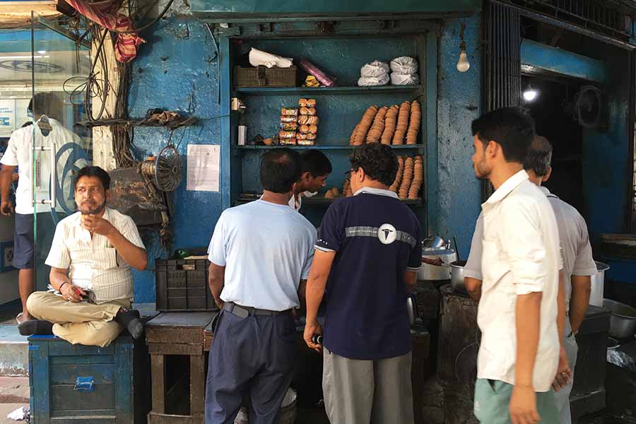 What makes people to throng tea stalls in spite of the ongoing heatwave in Kolkata dgtl